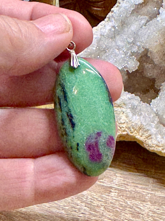Pendentif de rubis zoïsite