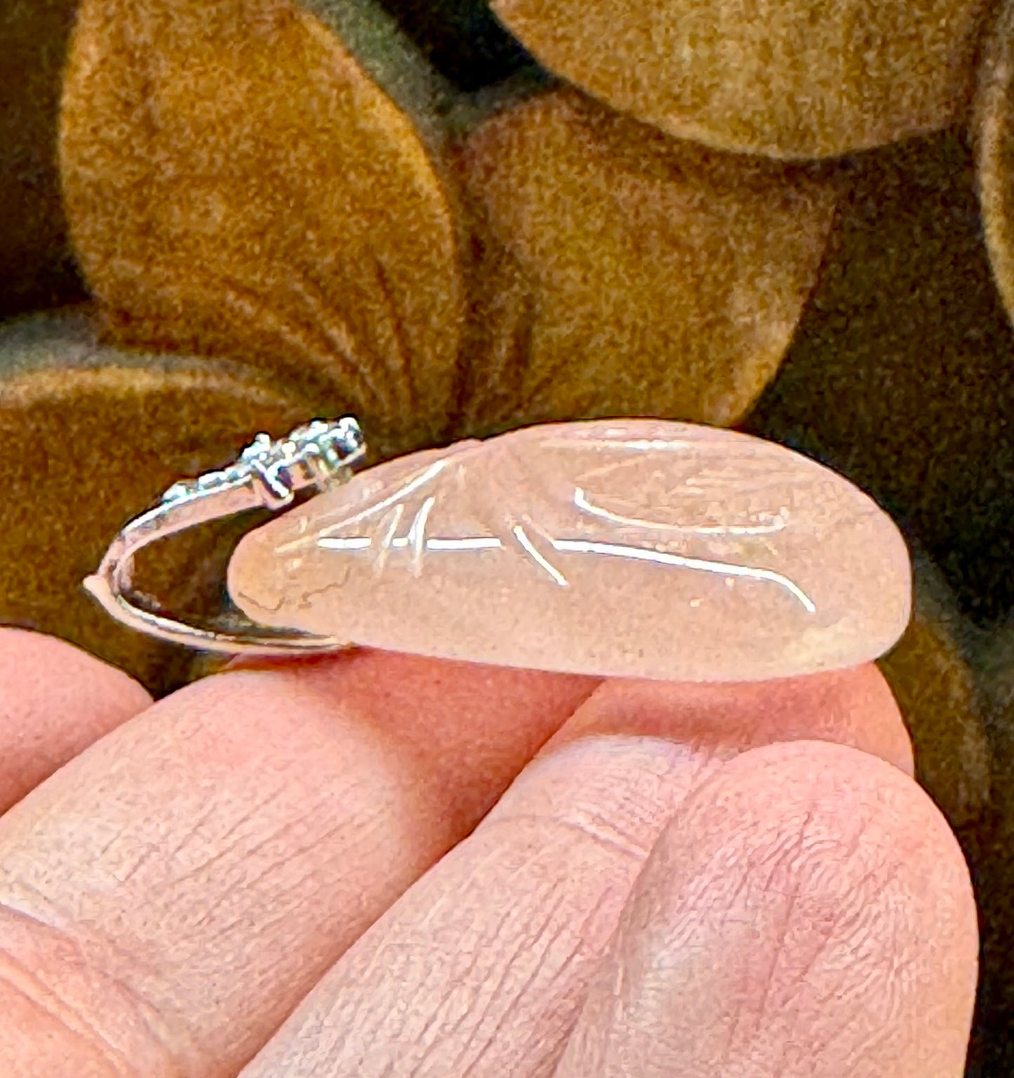 Pendentif de quartz rose gravé