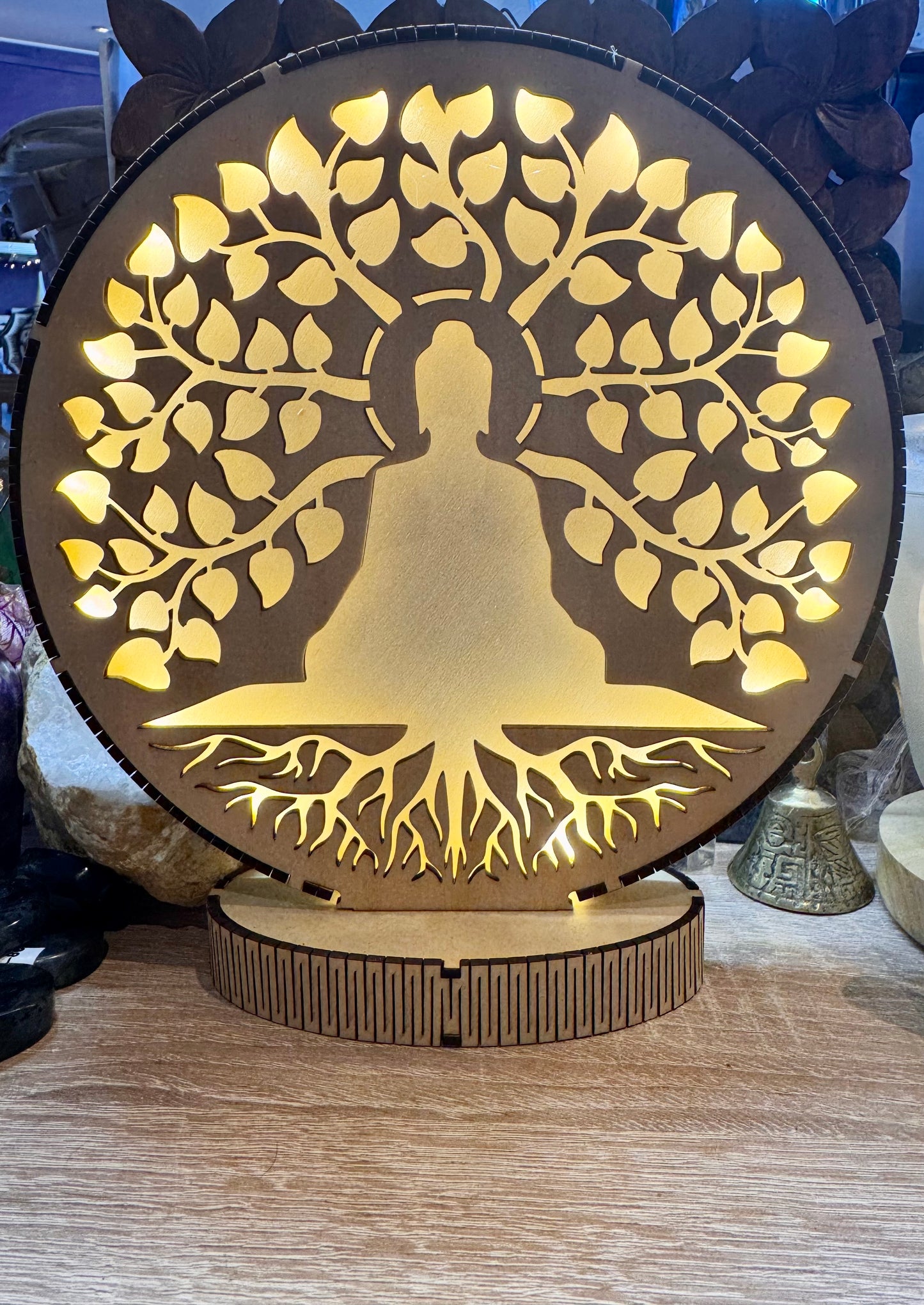 Silhouette de bouddha au pied d’un arbre