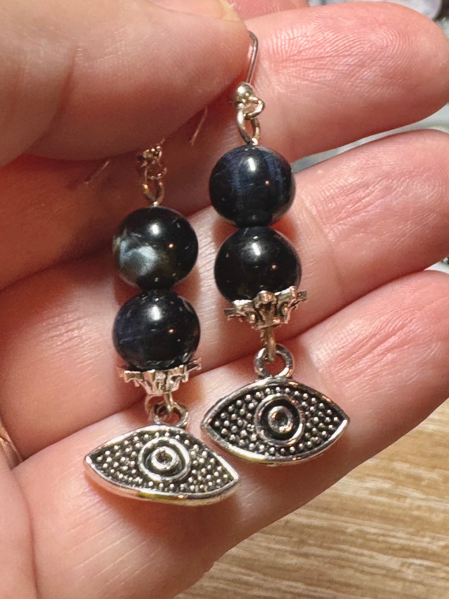 Boucles d’oreilles protection en argent et œil de faucon