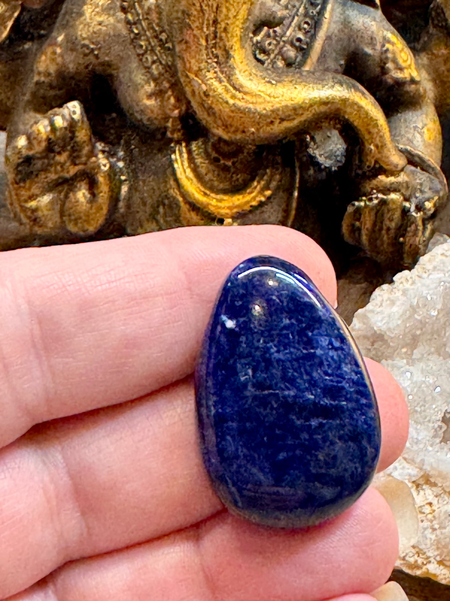 Pierre percée de Sodalite