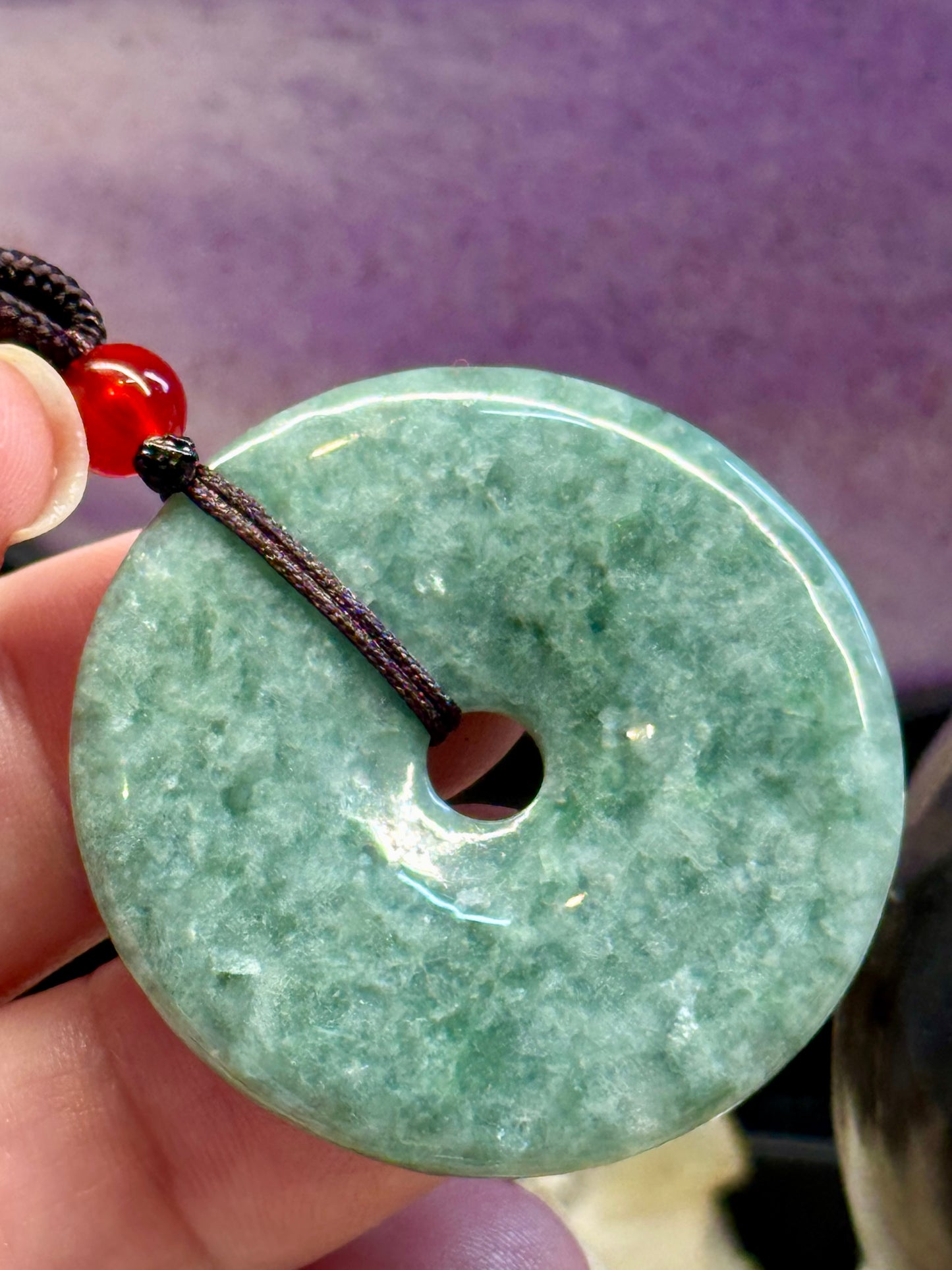 Collier avec Pierre Pi en Jade gravé