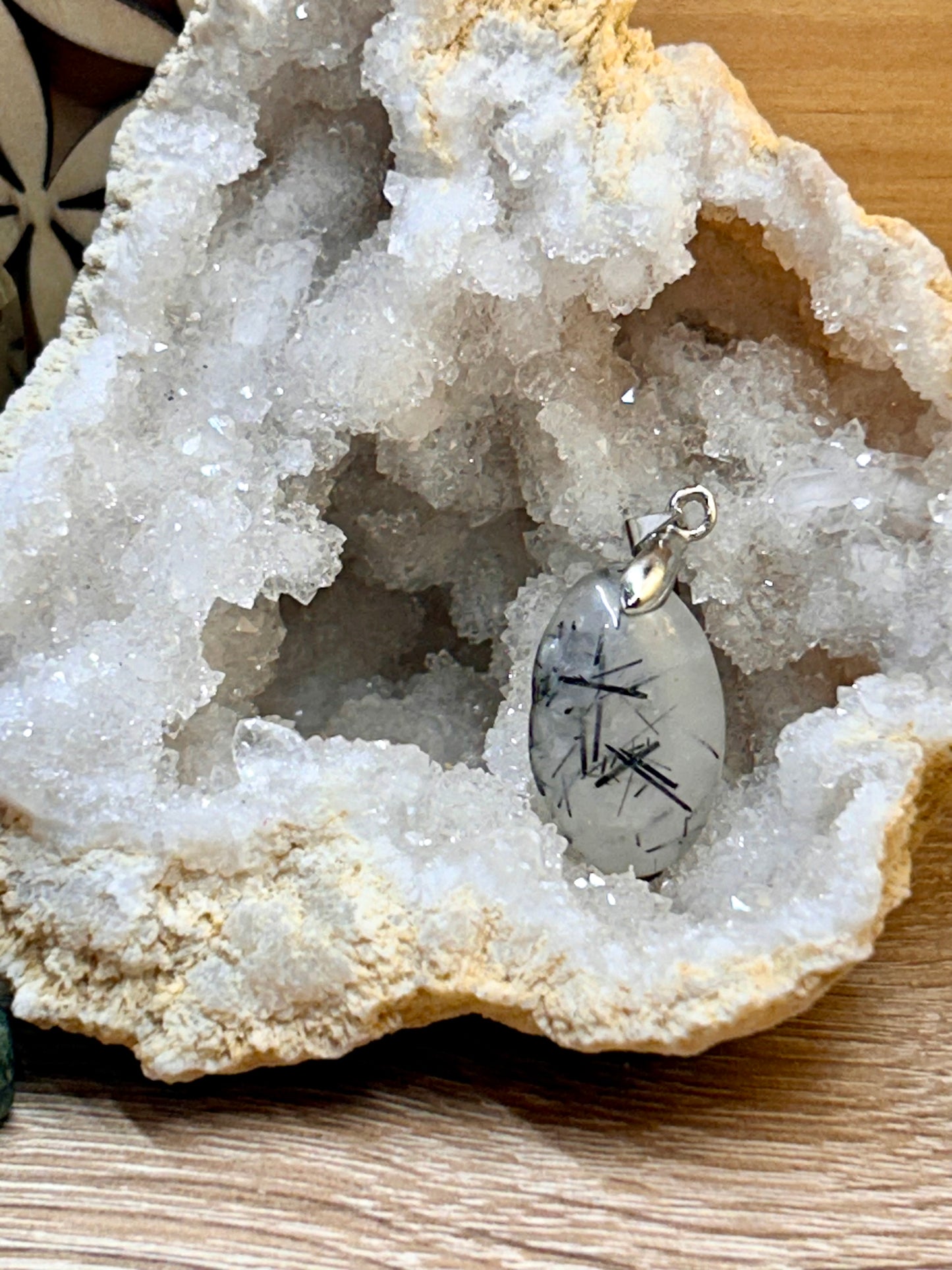 Pendentif de quartz tourmaline