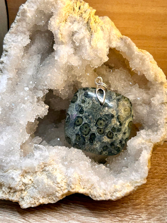Pendentif de jaspe kambaba