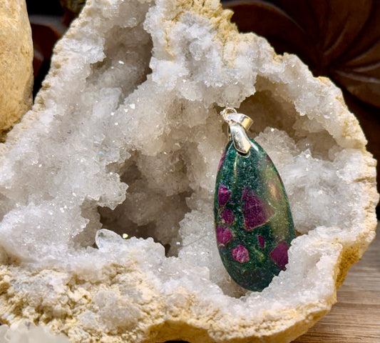 Pendentif de rubis zoïsite