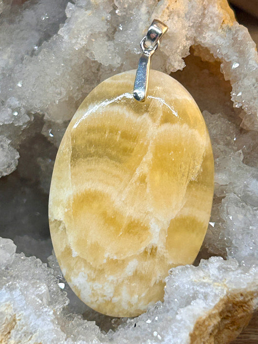 Pendentif d’aragonite jaune