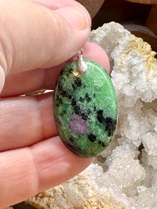 Pendentif de rubis zoïsite