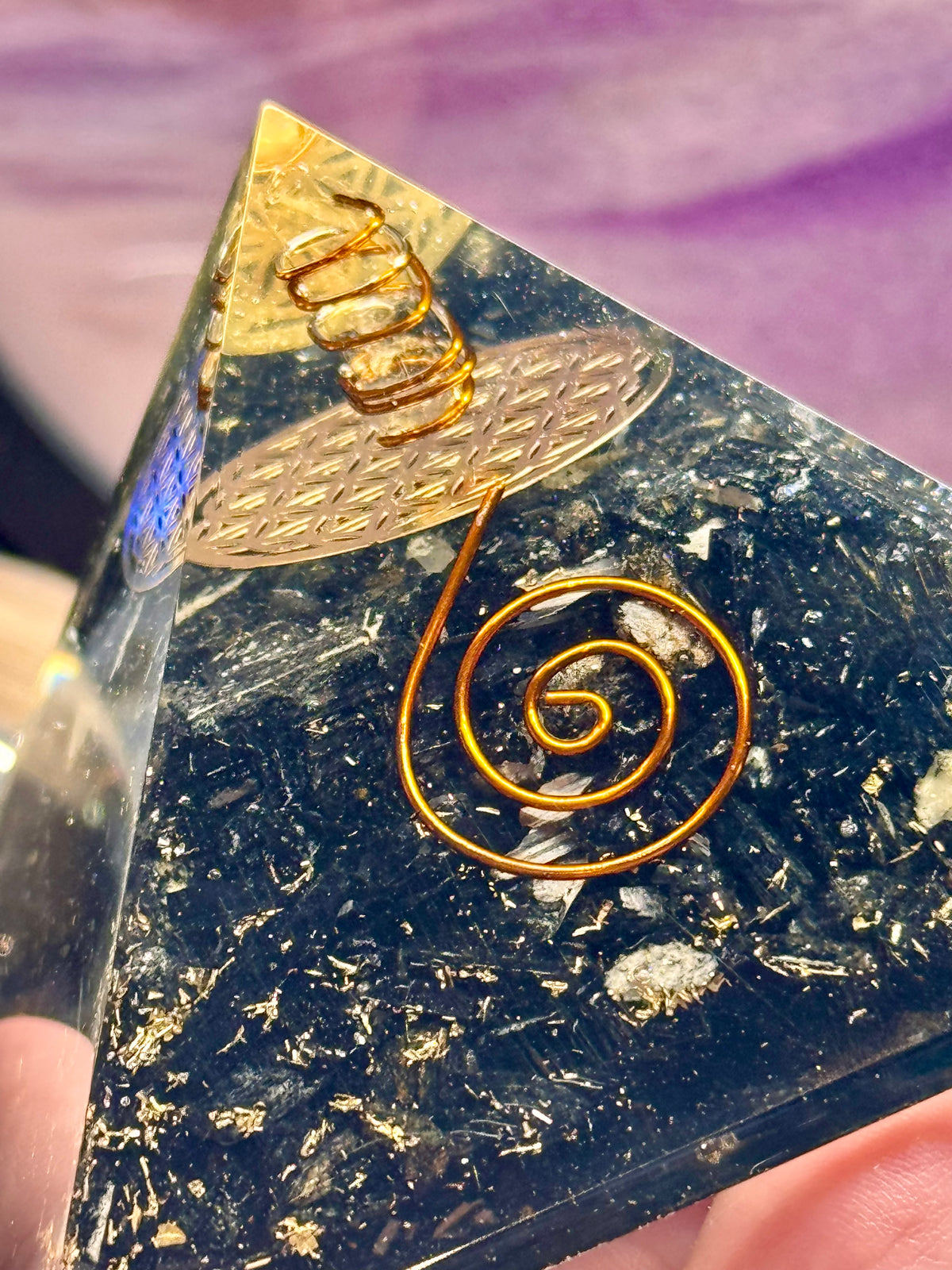 Orgonite Pyramidale "Protection contre les énergies négatives"