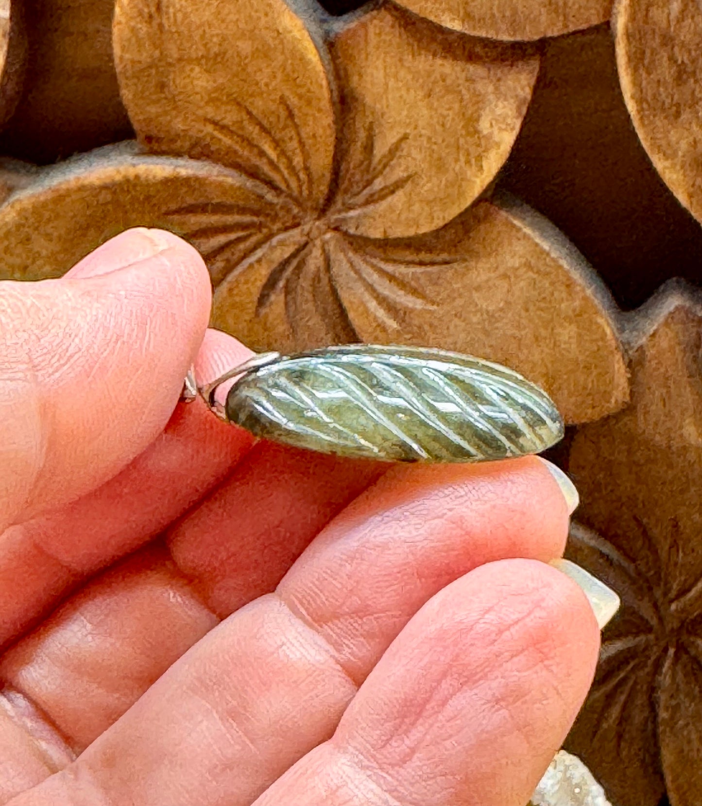 Pendentif de labradorite gravé