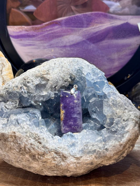 Pendentif d’opale violette