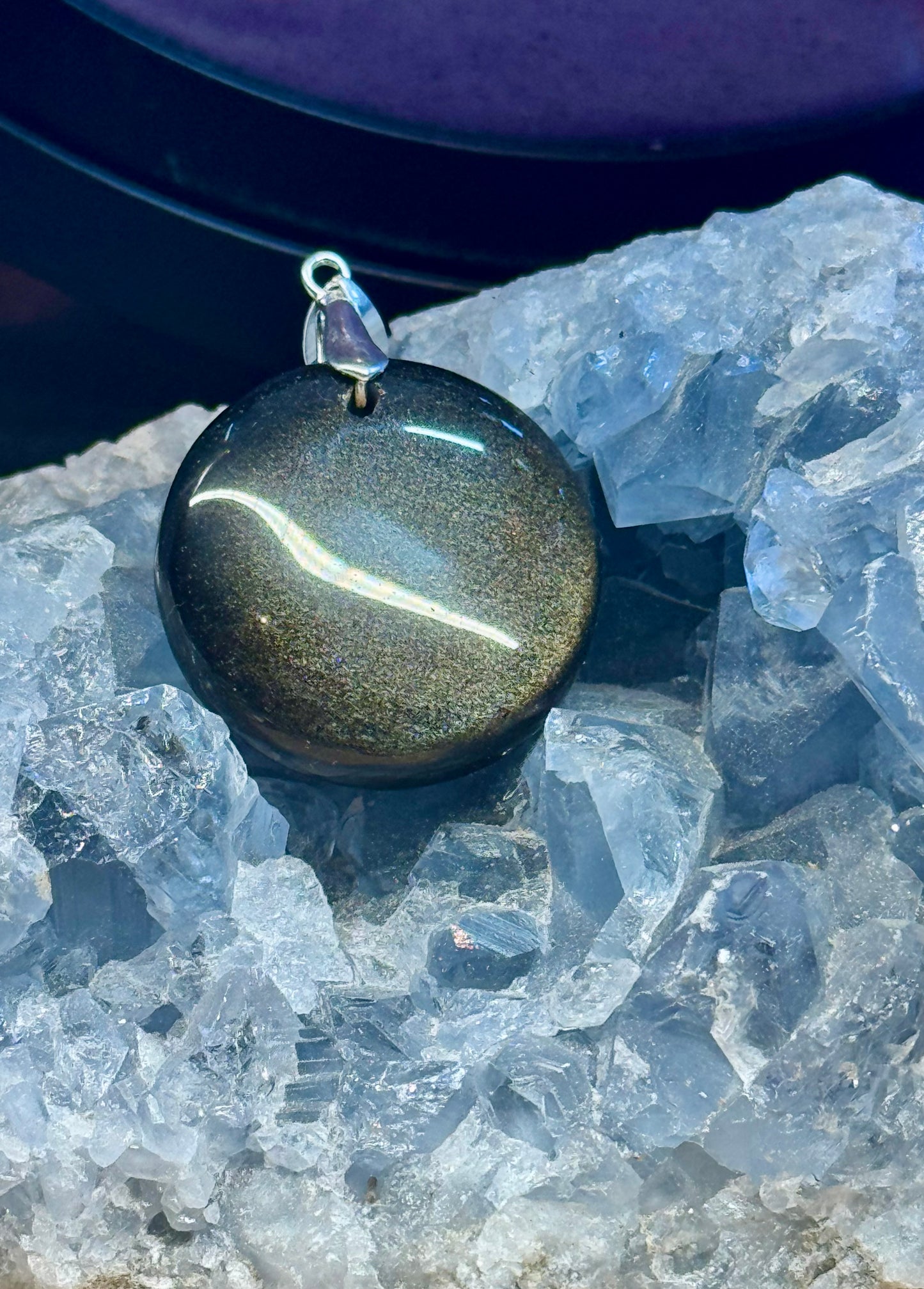 Pendentif rond d’obsidienne dorée
