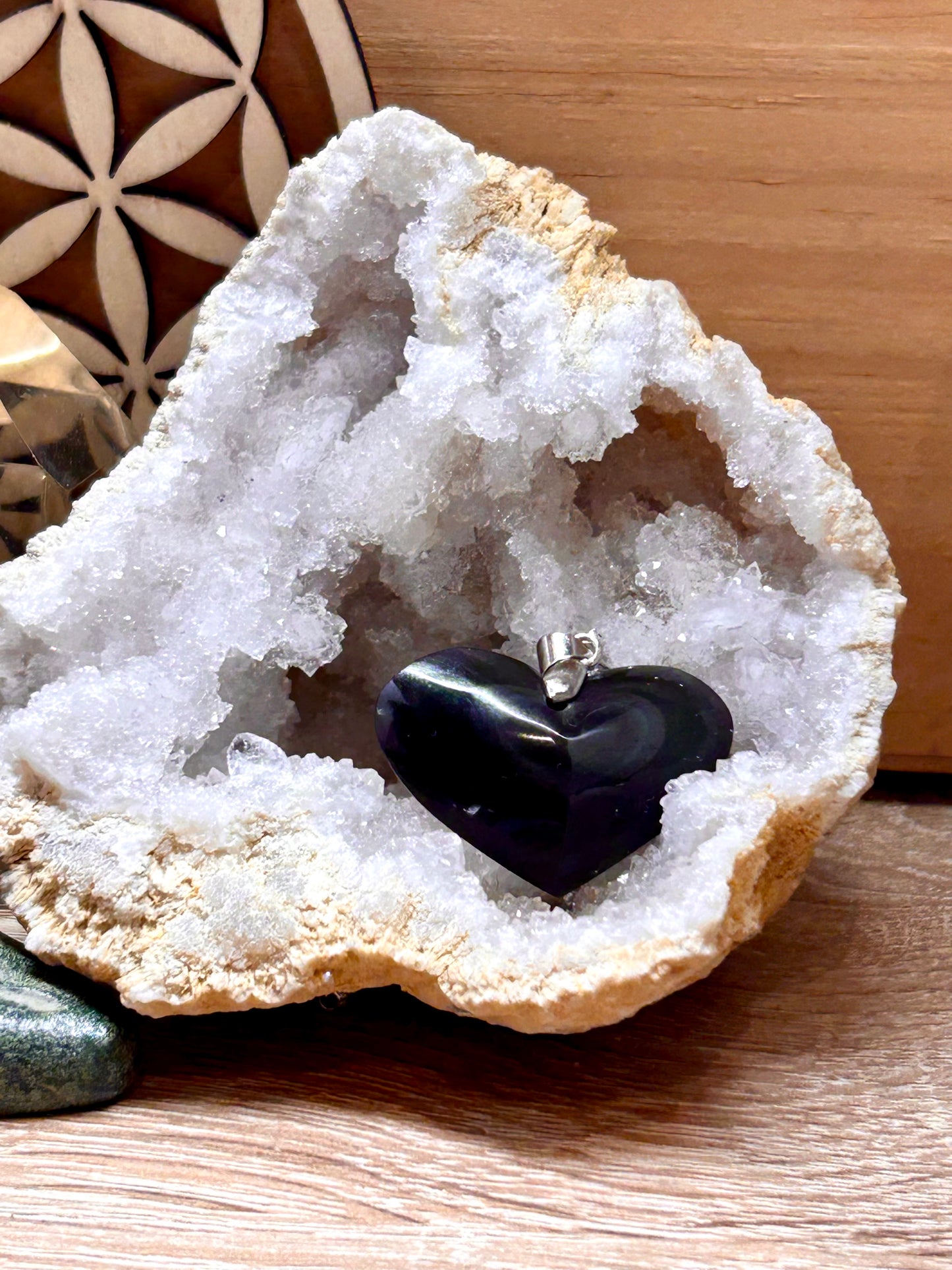 Pendentif d’obsidienne d’œil céleste en forme de cœur