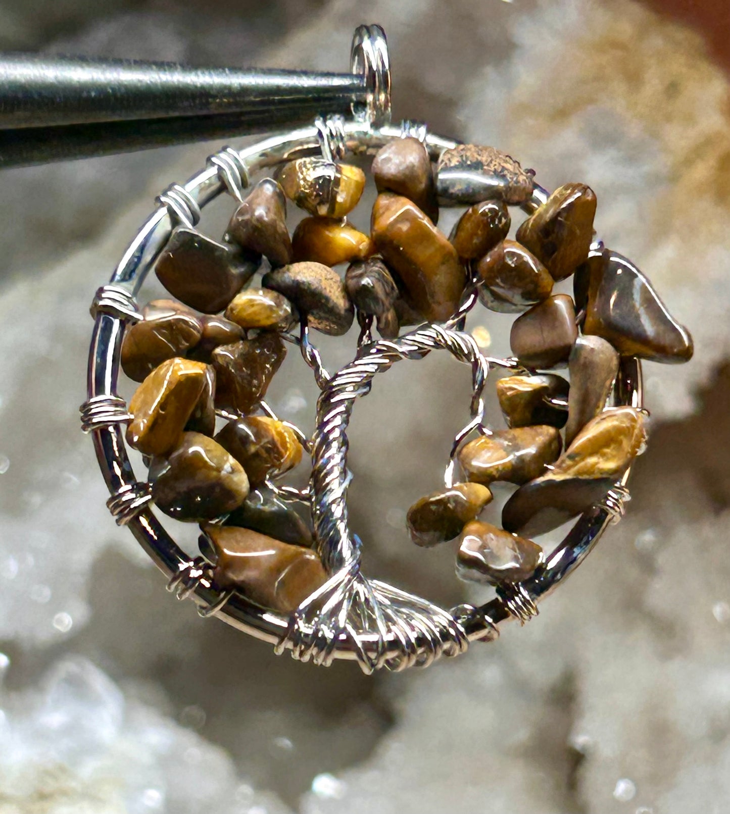 Pendentif arbre en œil de tigre baroque