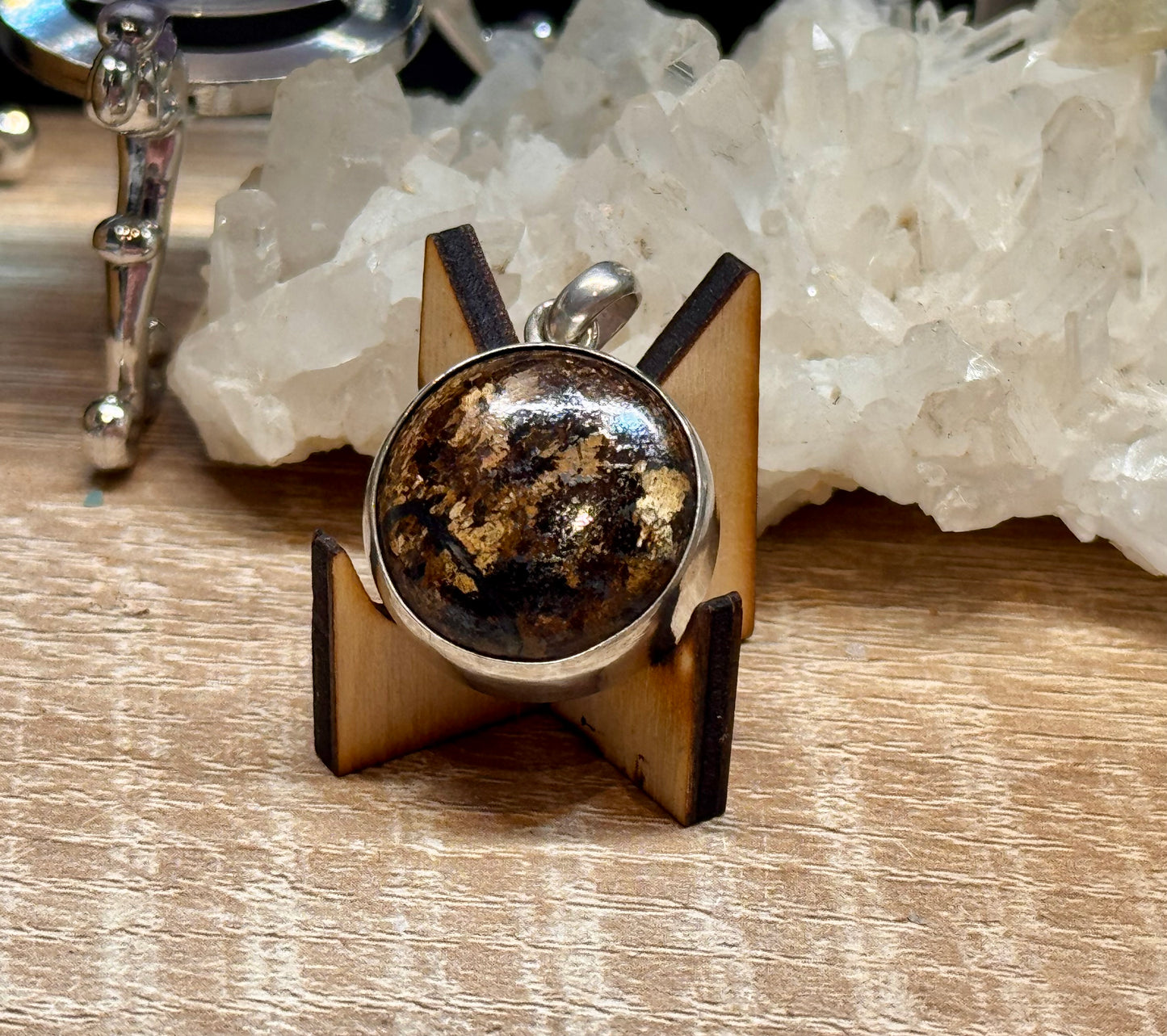 Pendentif de bronzite cerclé