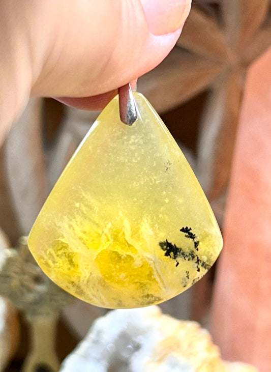 Pendentif d’opale jaune