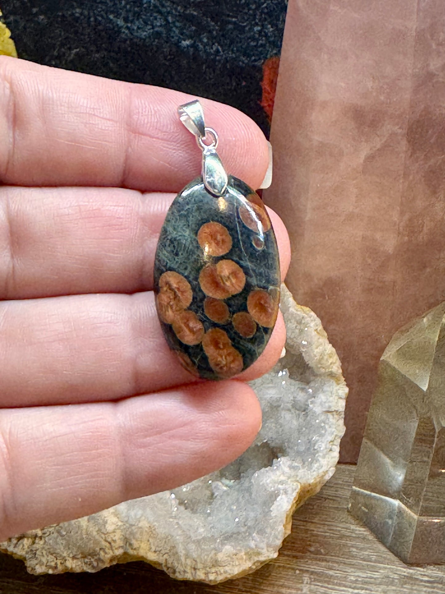 Pendentif d’obsidienne cacahuète