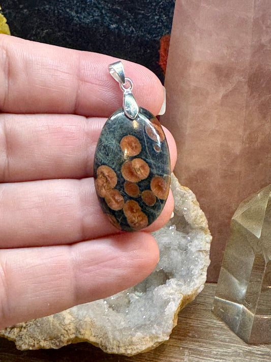 Pendentif d’obsidienne cacahuète