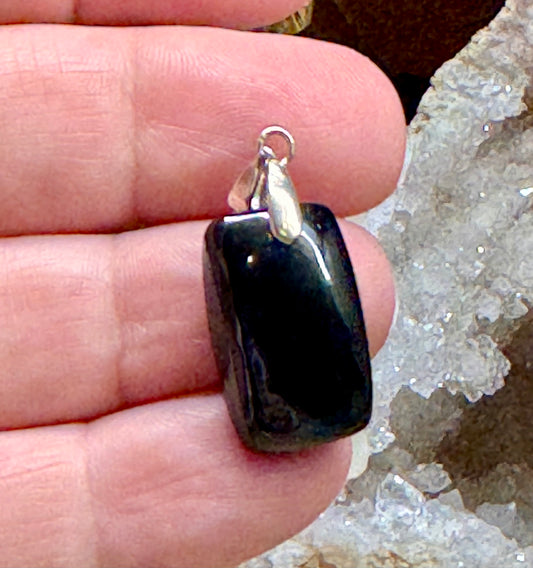 Pendentif de spinelle noir