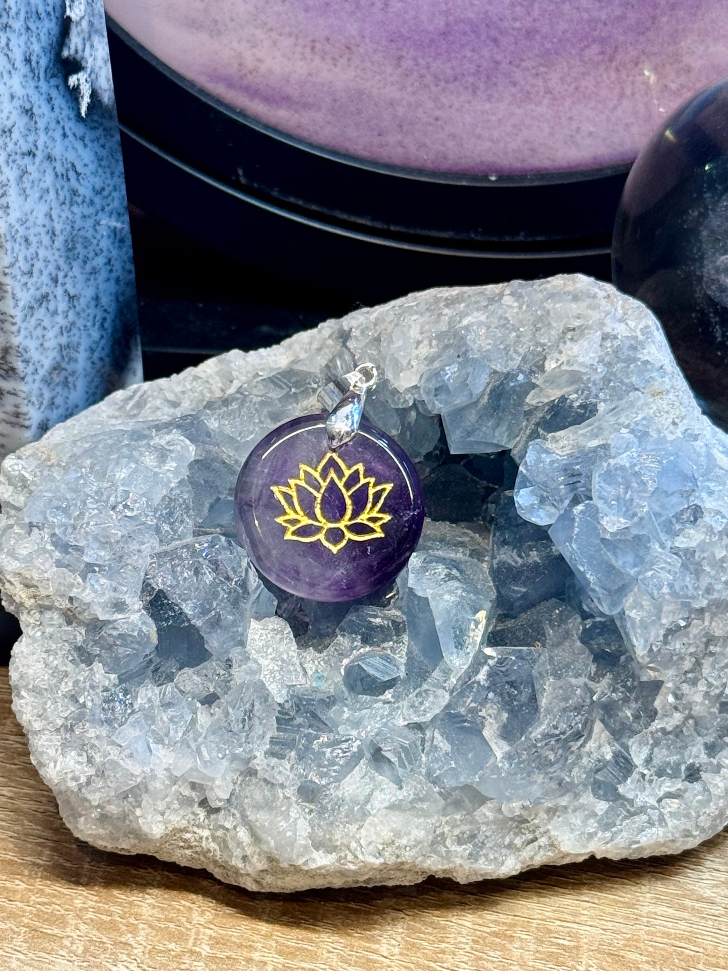 Pendentif rond en Améthyste et Lotus