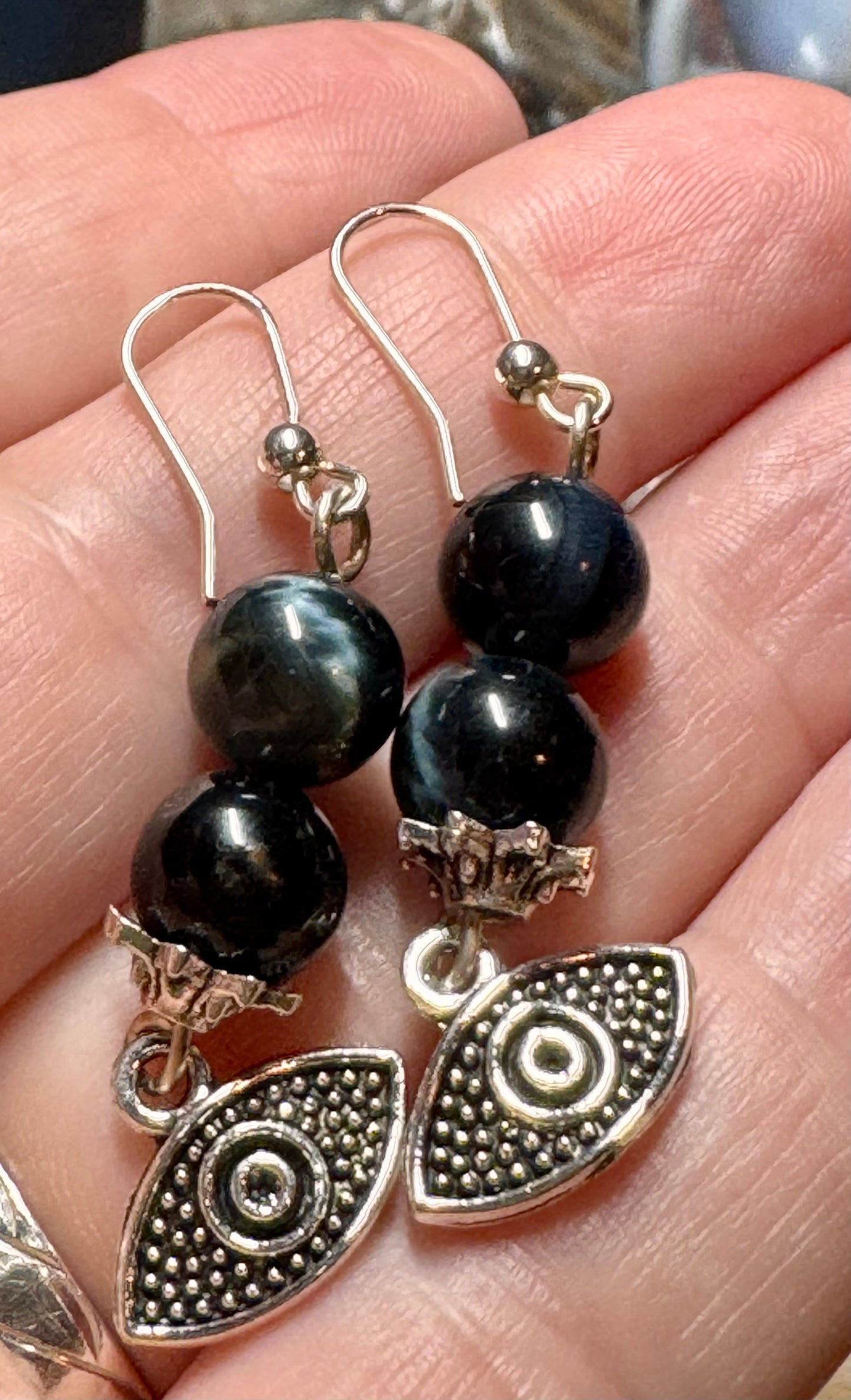 Boucles d’oreilles protection en argent et œil de faucon