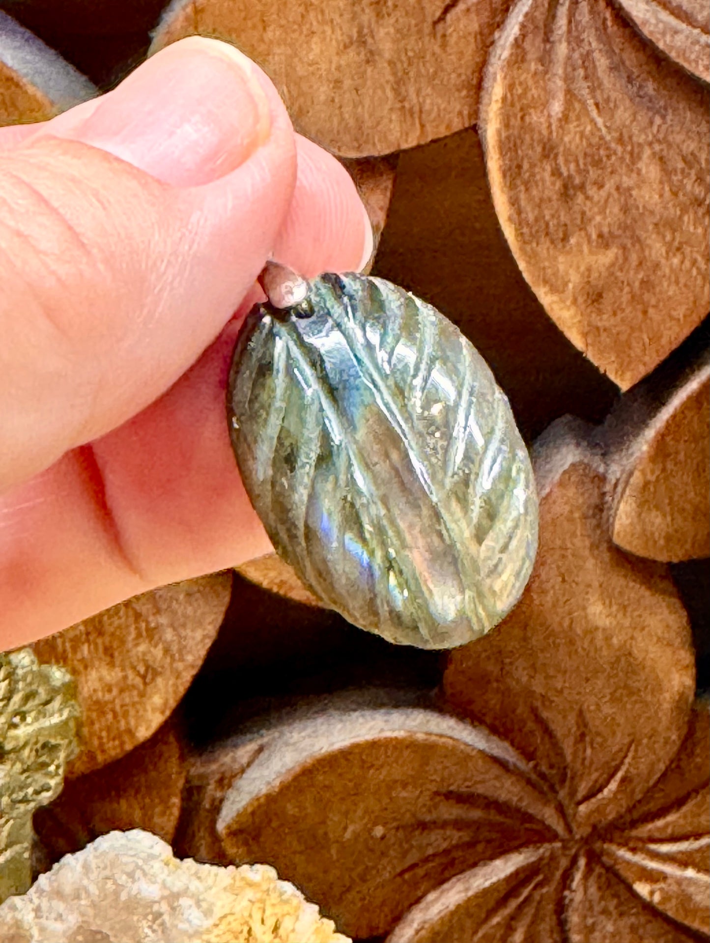 Pendentif de labradorite gravé