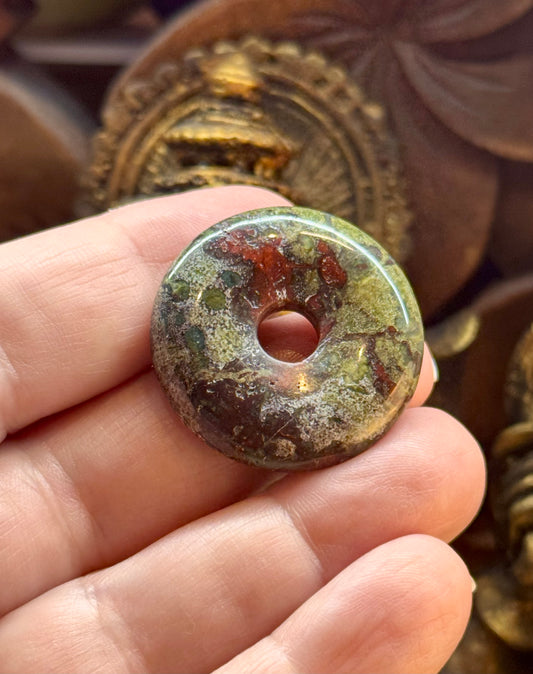 Donut de Piémontite ou Pierre du dragon