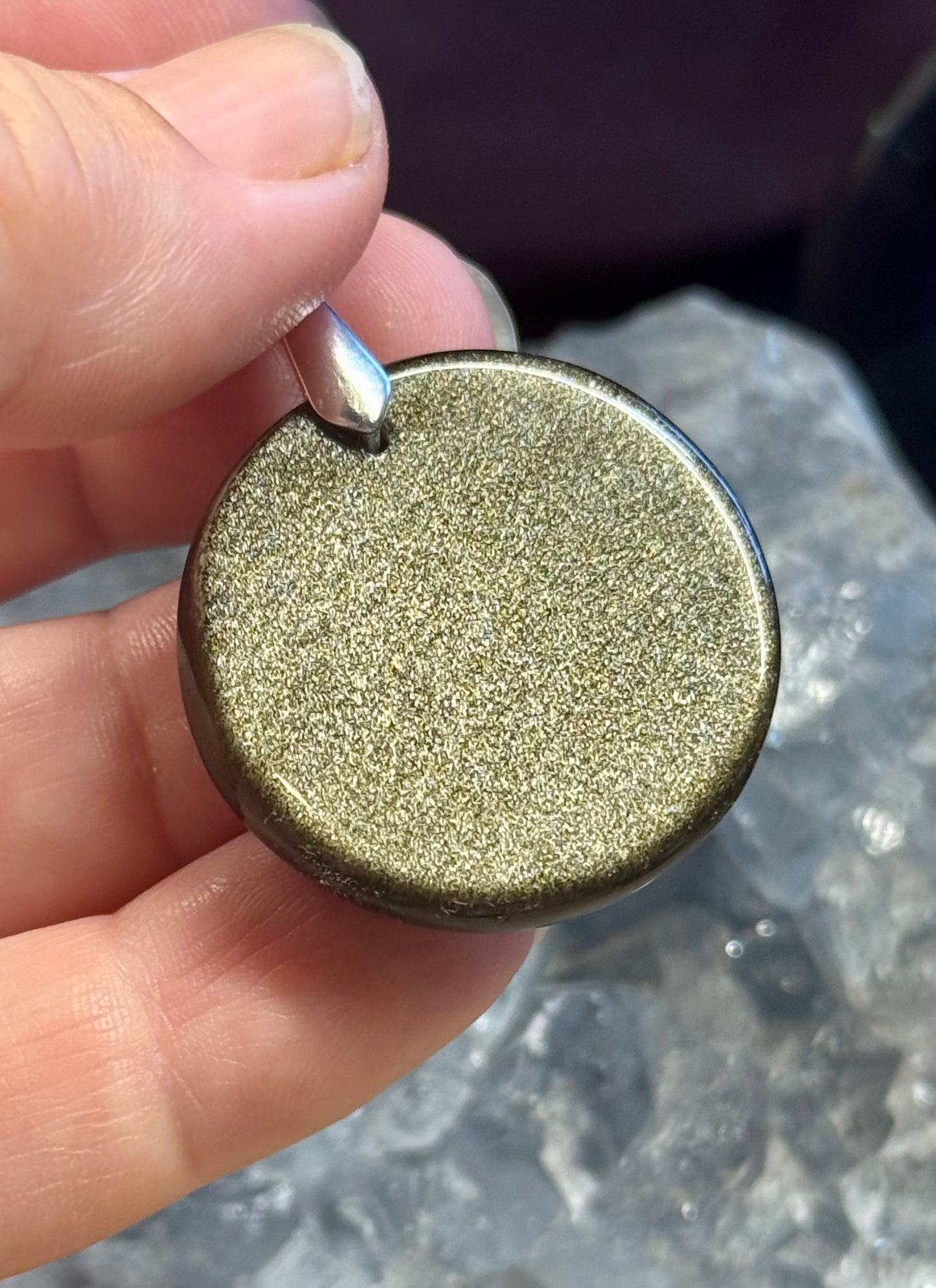 Pendentif rond d’obsidienne dorée