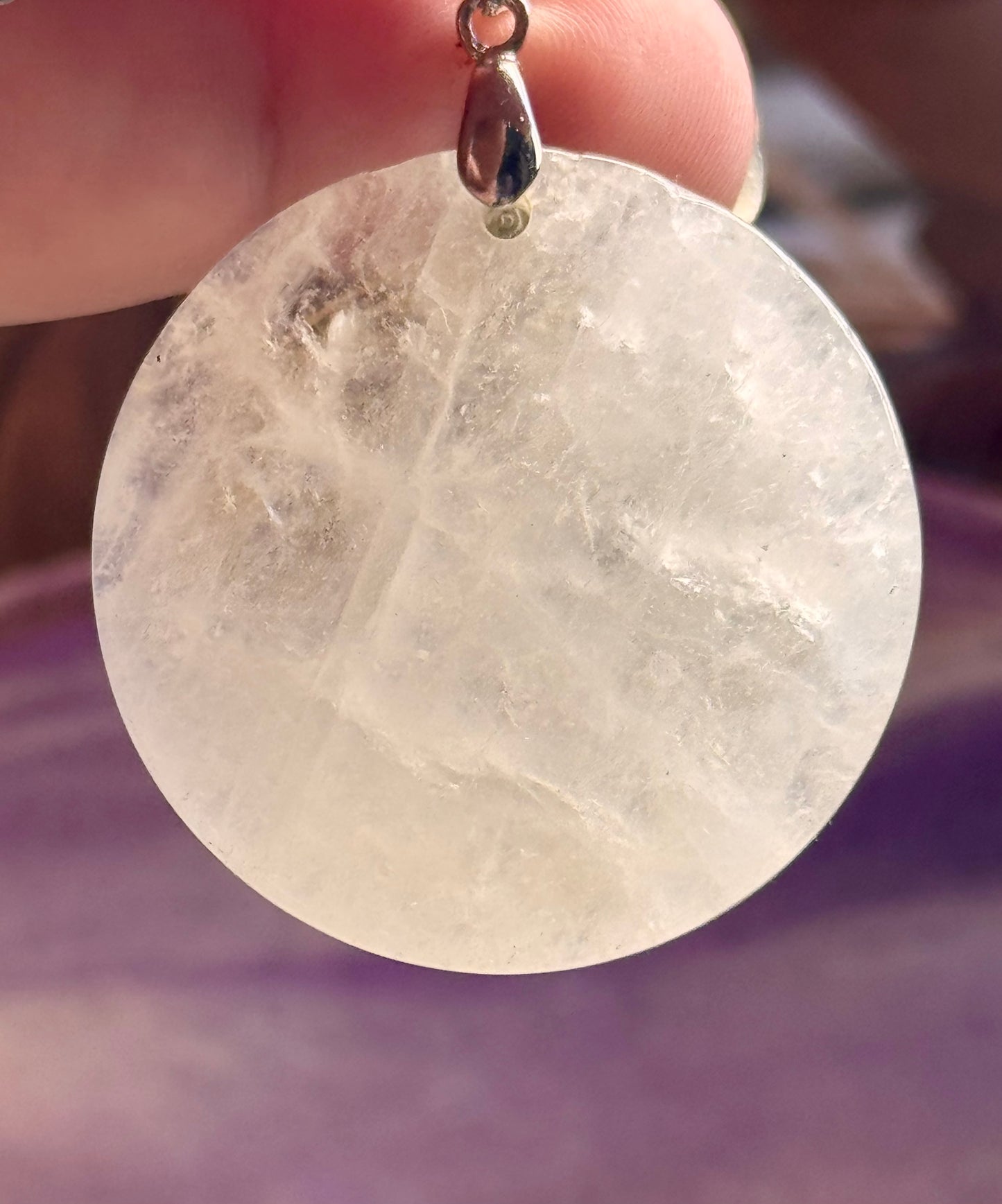 Collier pendentif cristal de roche gravé fleur de vie