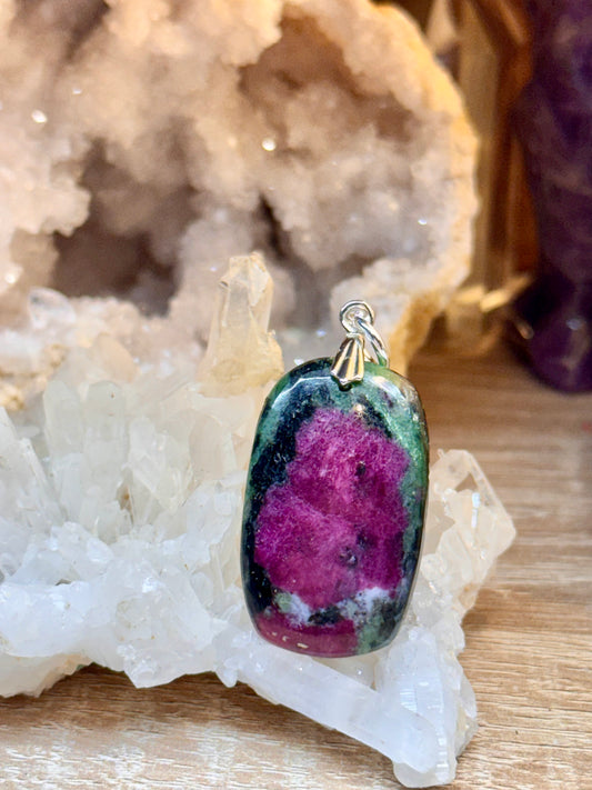 Pendentif de rubis zoïsite