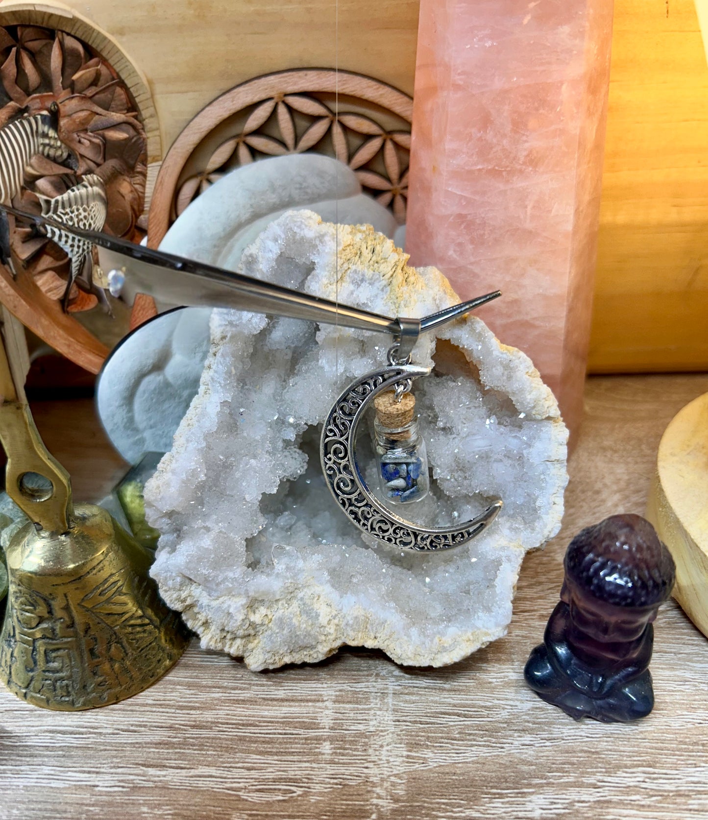 Pendentif en métal argenté et sodalite