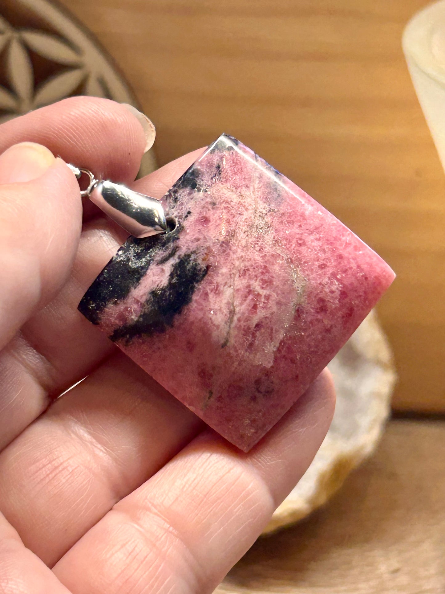 Pendentif de rhodonite veinée