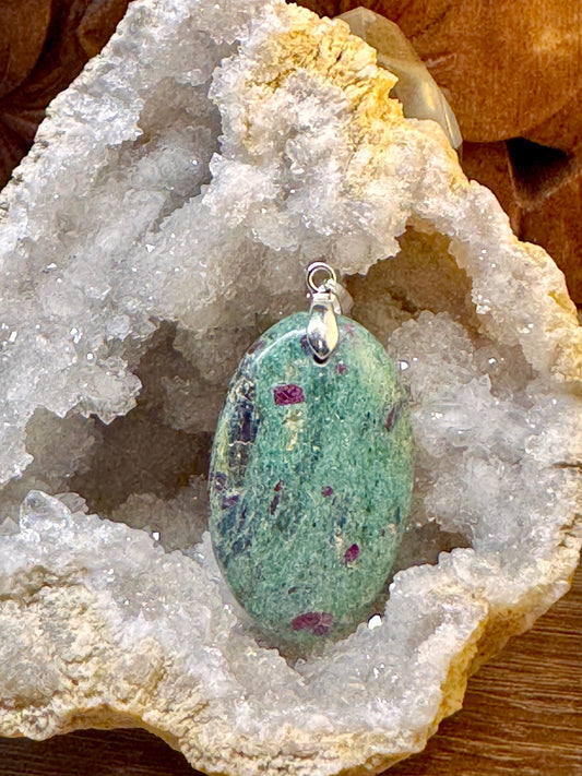 Pendentif de rubis sur fuchsite
