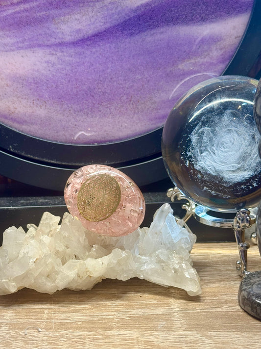 Petit Galet d’Orgonite Quartz Rose