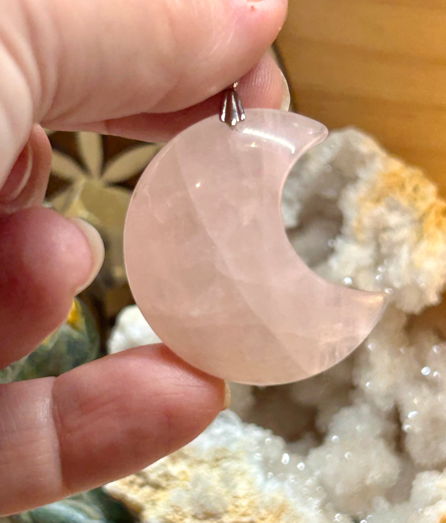 Pendentif de quartz rose croissant de lune