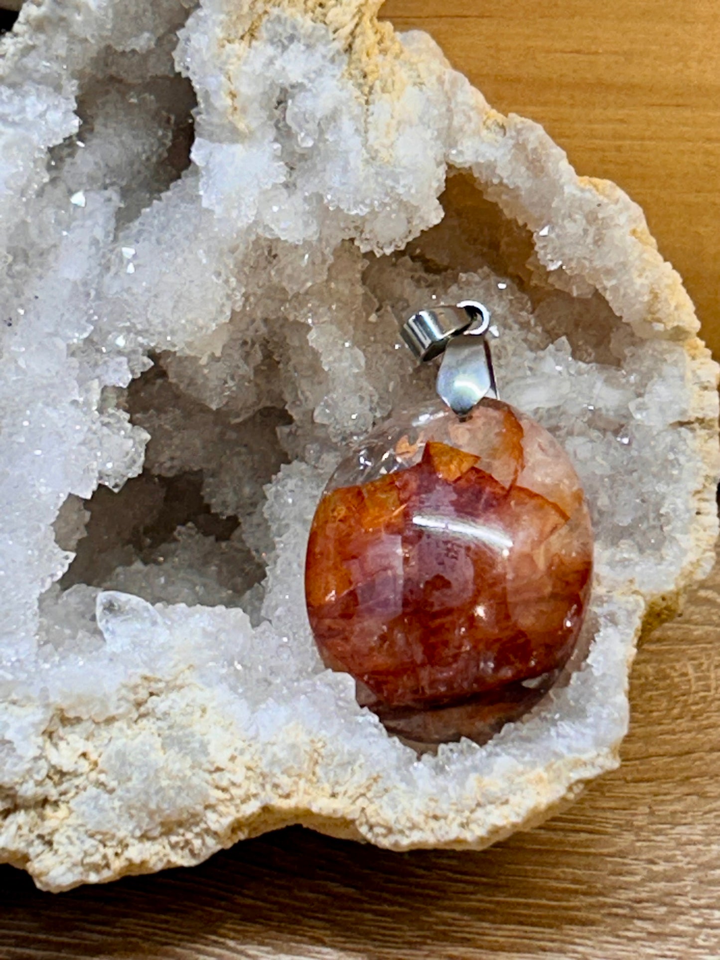 Pendentif de quartz hématoïde rouge
