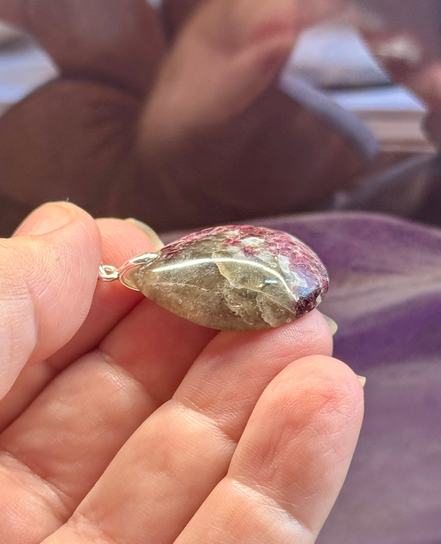 Pendentif d'eudialyte