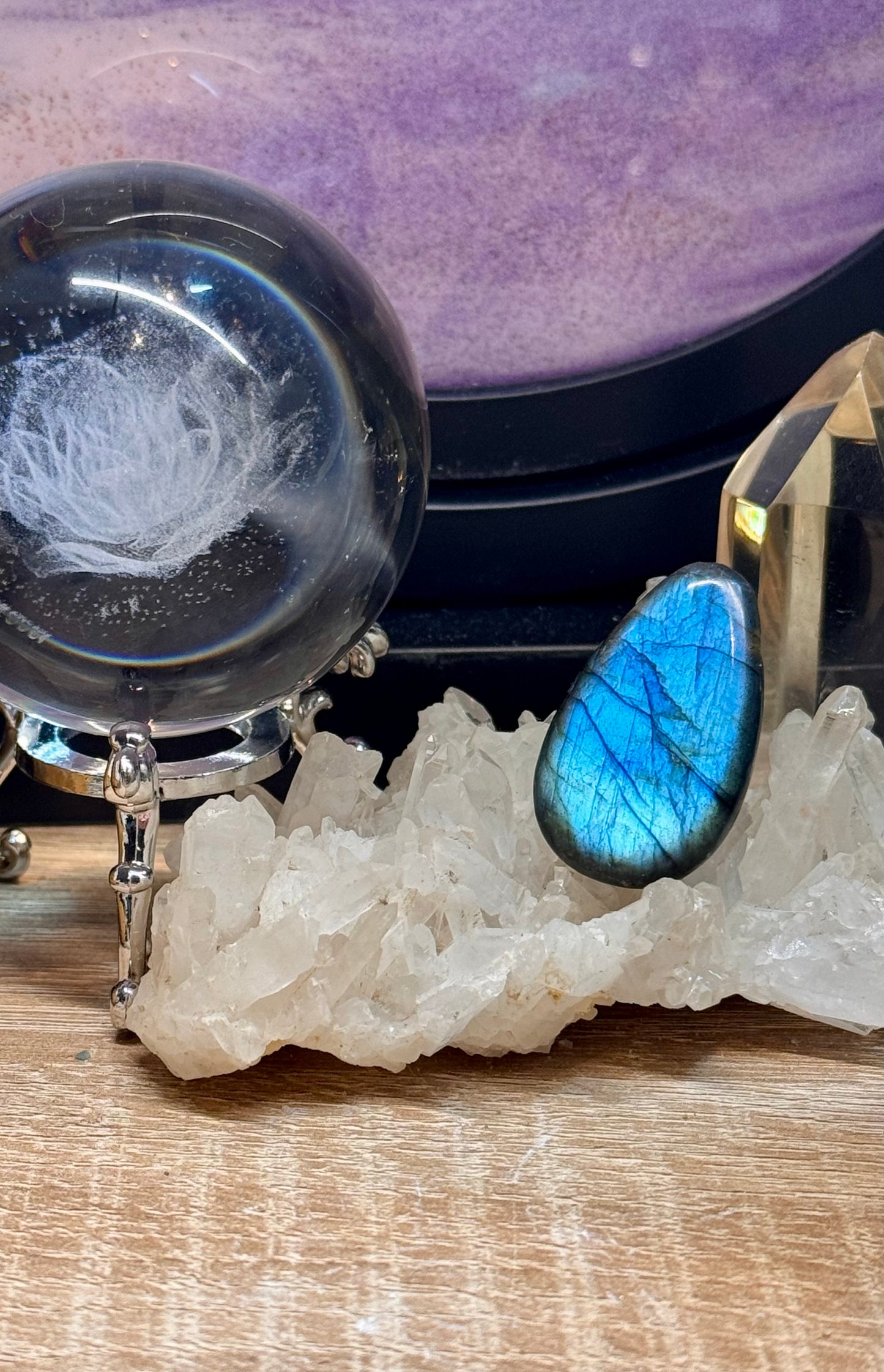 Pierre percée de labradorite