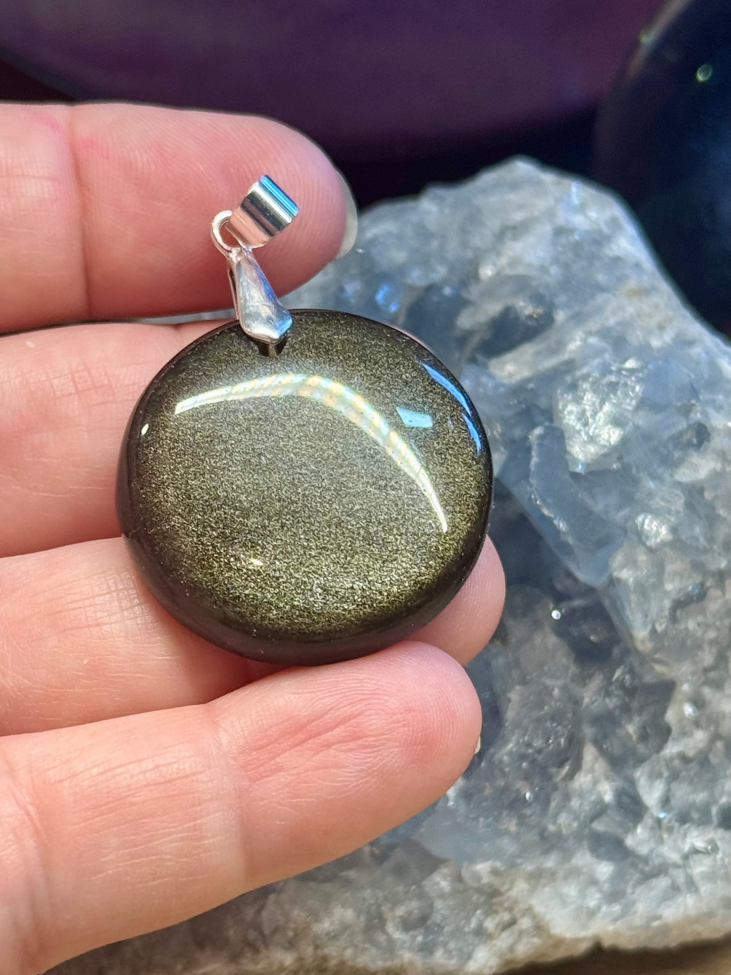 Pendentif rond d’obsidienne dorée