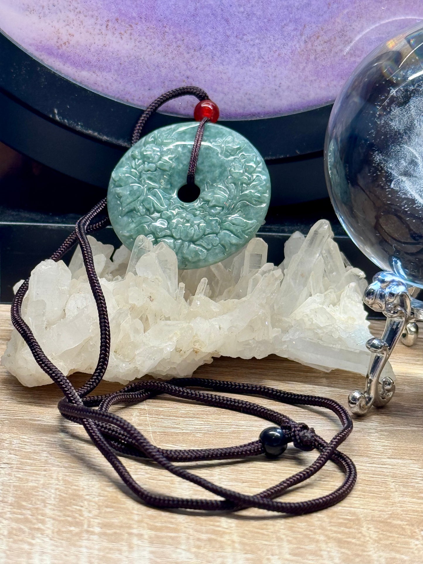 Collier avec Pierre Pi en Jade gravé