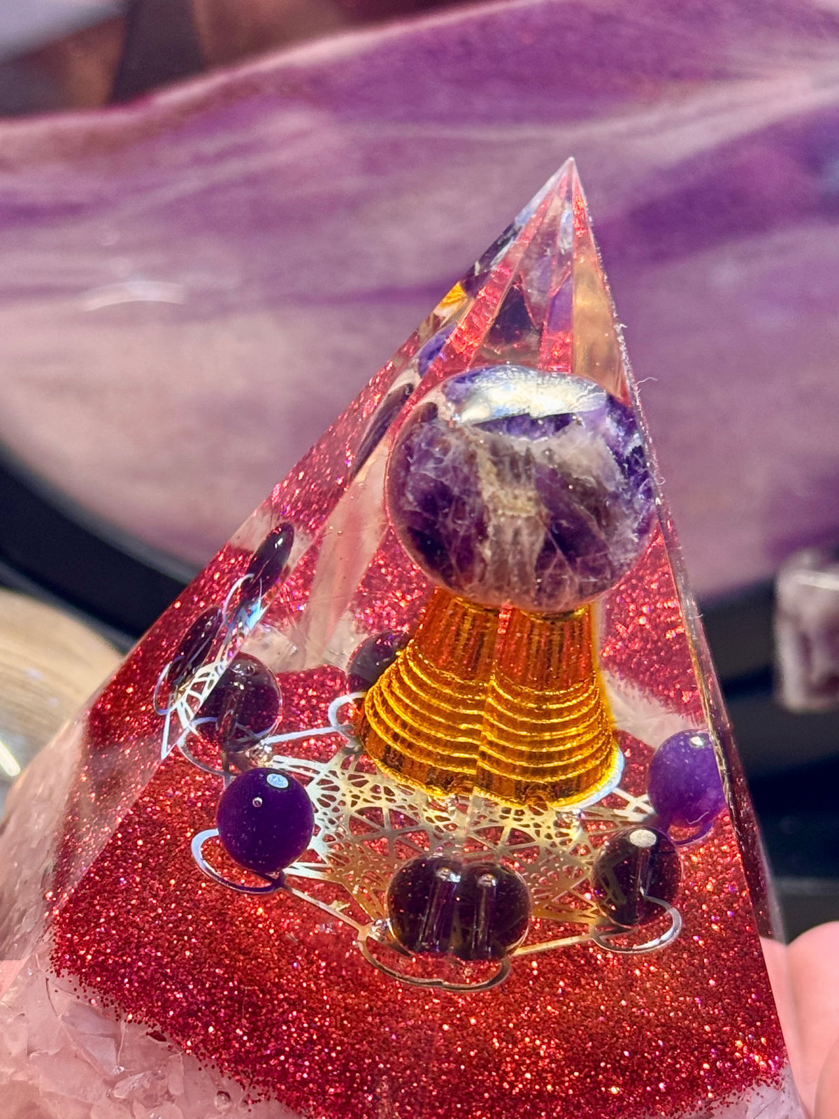 Orgonite pyramidale "Paix et Amour Inconditionnel"