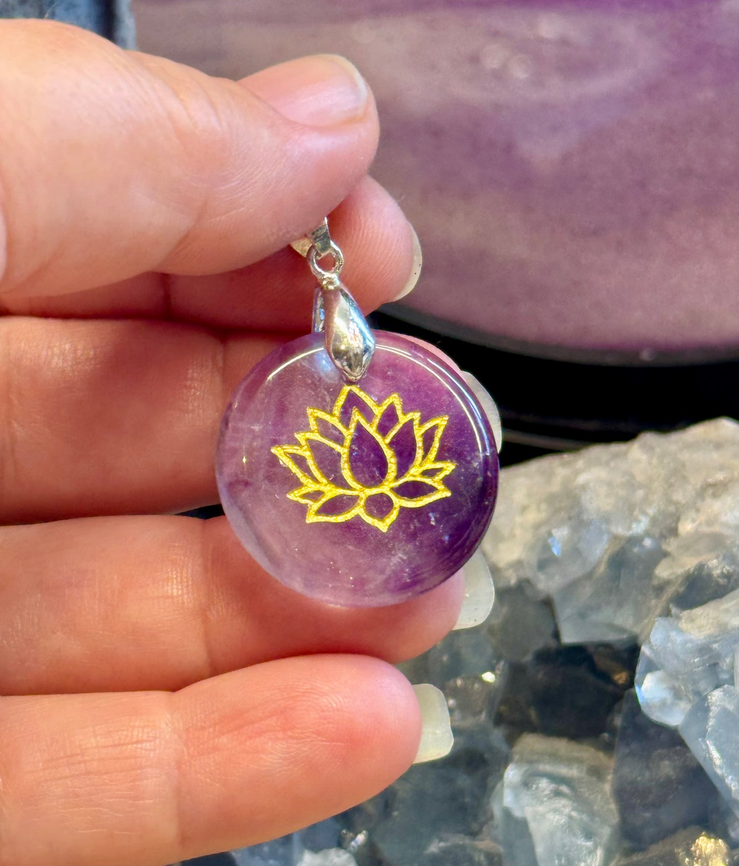 Pendentif rond en Améthyste et Lotus