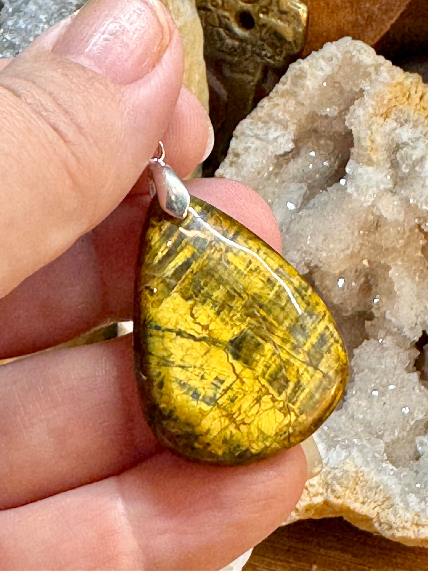 Pendentif de nellite
