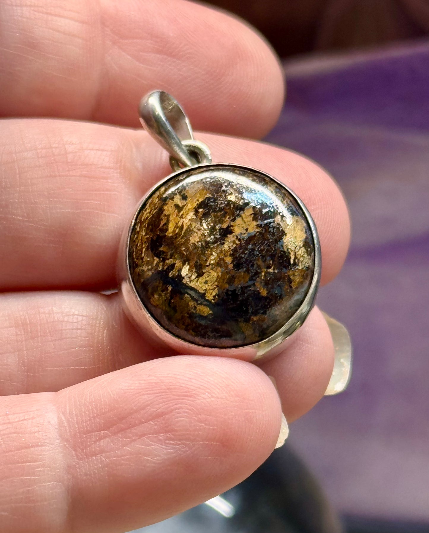 Pendentif de bronzite cerclé
