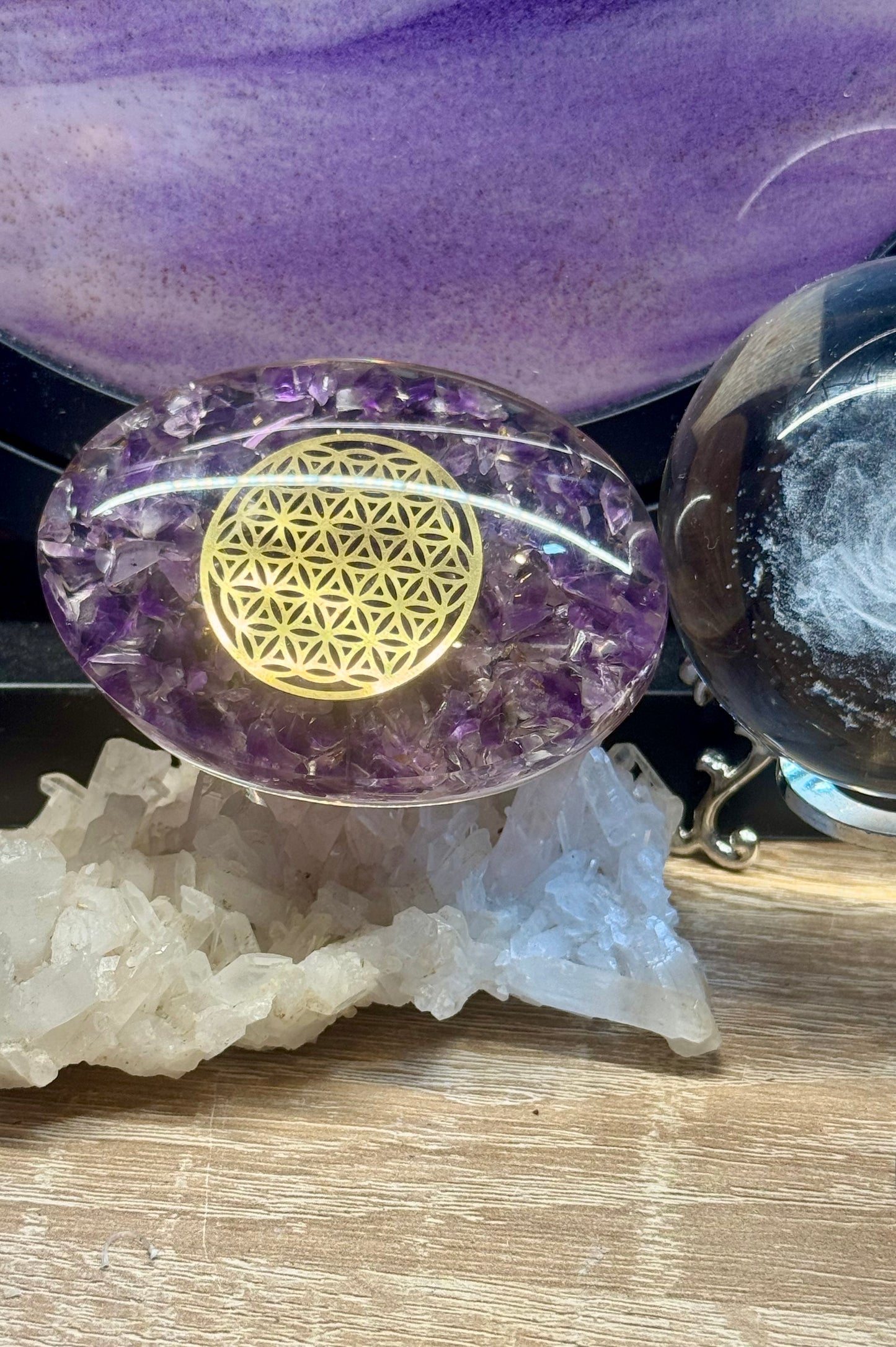 Galet d’Orgonite avec améthyste