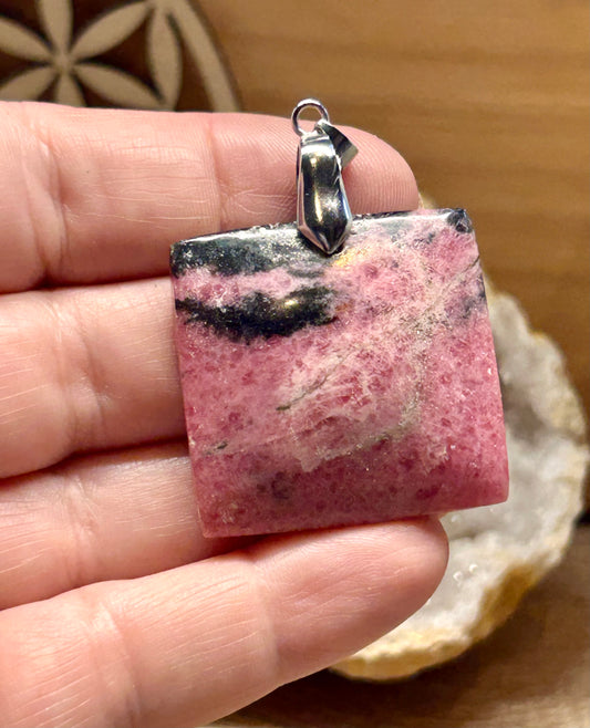 Pendentif de rhodonite veinée