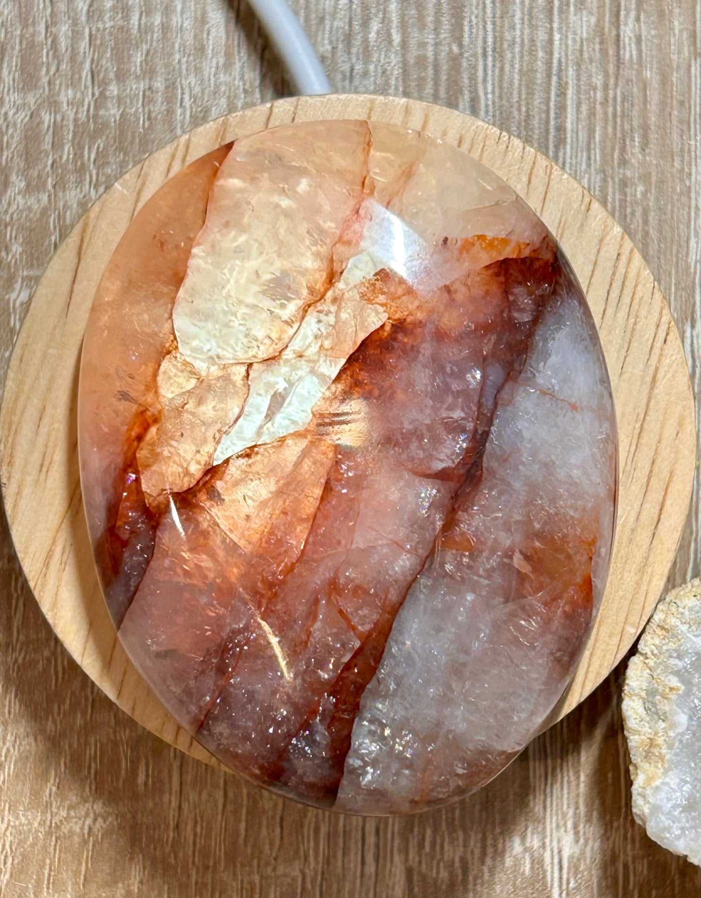 Galet de quartz hématoïde rouge