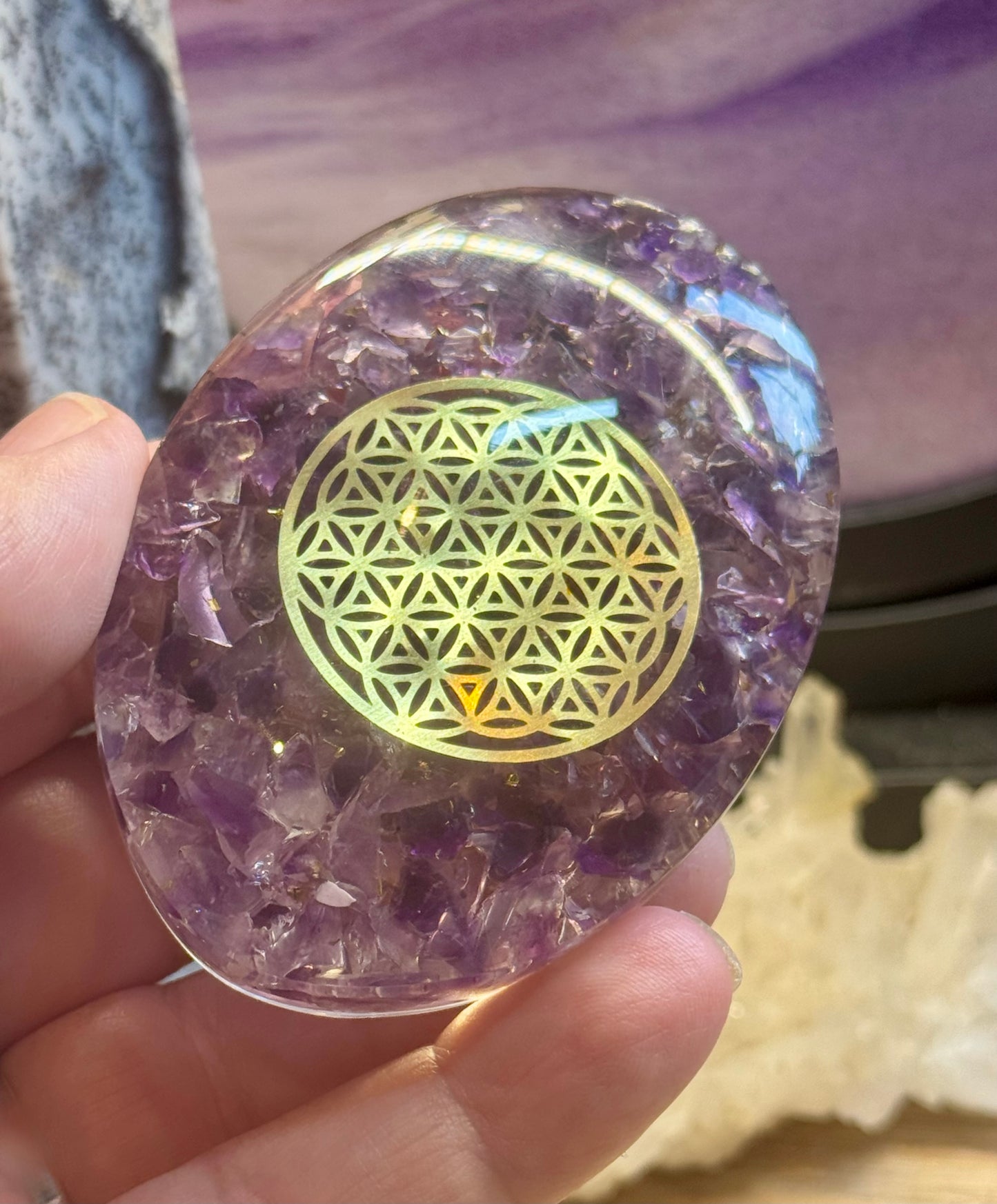 Galet d’Orgonite avec améthyste
