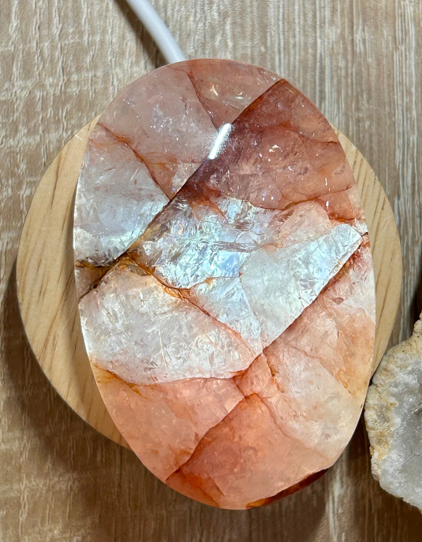 Galet de quartz hématoïde rouge