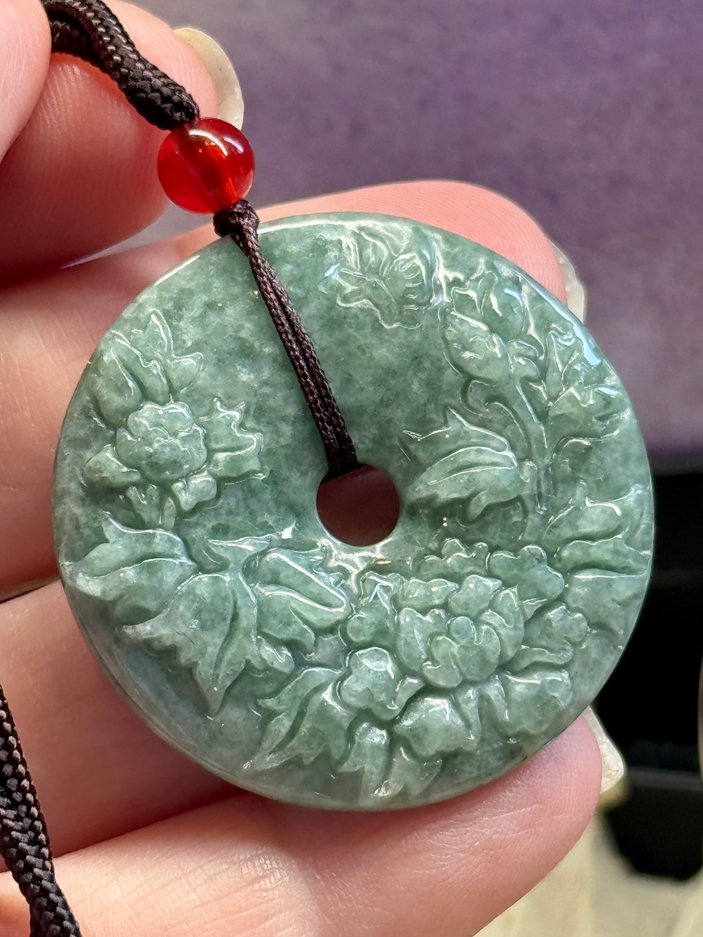 Collier avec Pierre Pi en Jade gravé