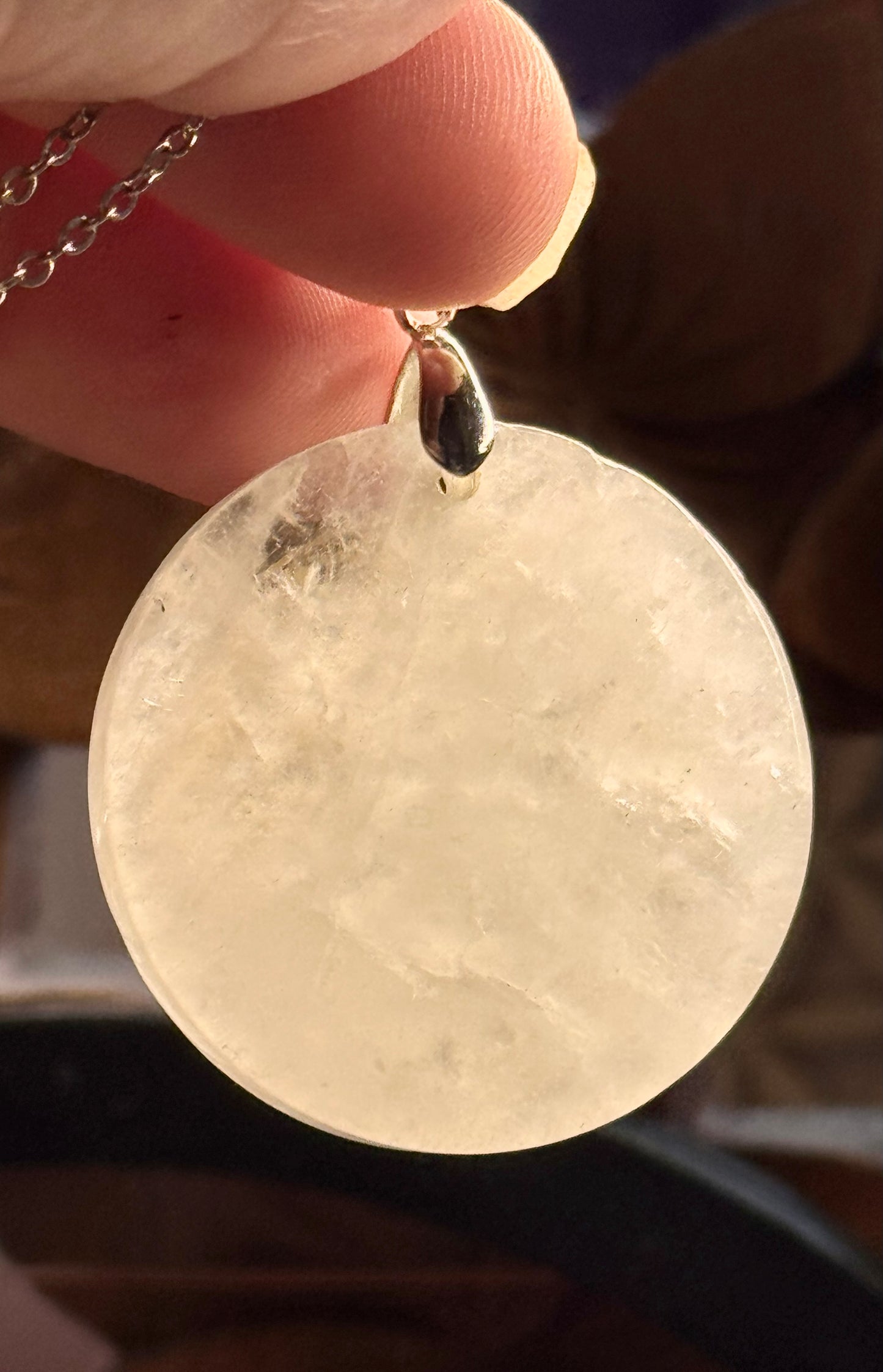 Collier pendentif cristal de roche gravé fleur de vie